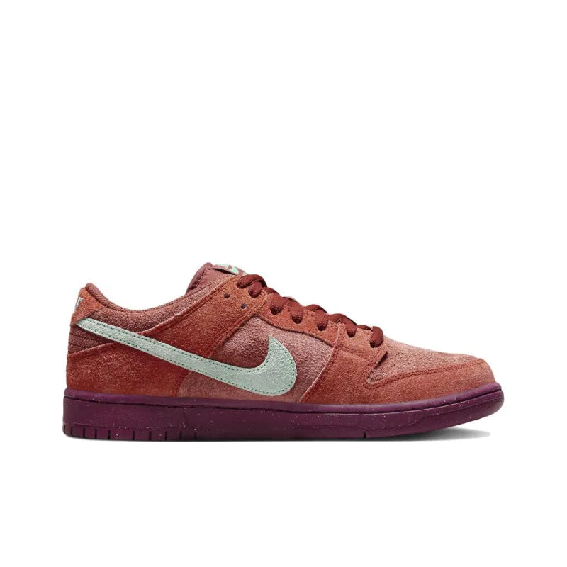 NIKE SB DUNK LOW &amp;#39;MYSTIC RED ROSEWOOD&amp;#39;